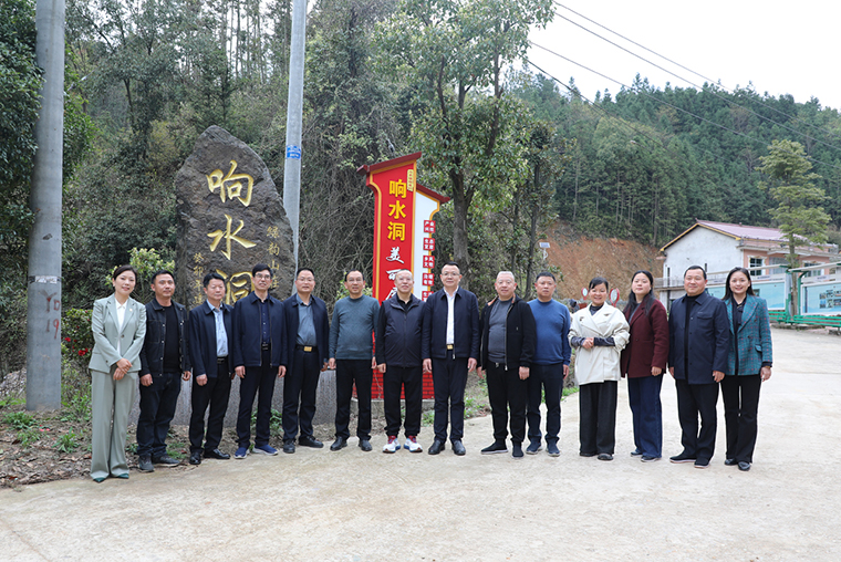 益阳市人大常委会副主任石录明一行莅临“绿韵书屋”参观调研